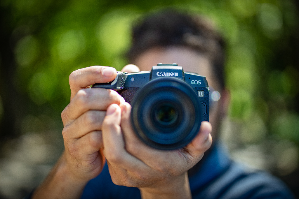 Aparat Canon EOS RP, fotografija muškarca koji drži aparat