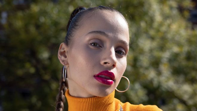 RF 50 mm F1.8 STM - Zadivljujući portret žene s ružičastim usnama izbliza RF 50 mm F1.8 STM - Zadivljujući portret žene s ružičastim usnama izbliza