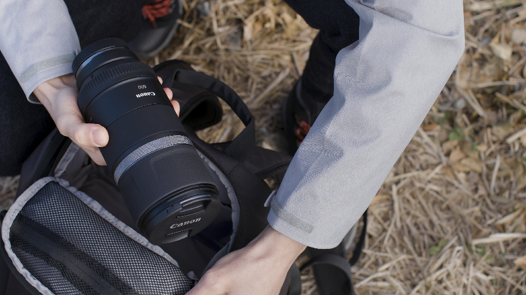 Canon RF 600 mm F11 IS STM - Slika objektiva u ruci