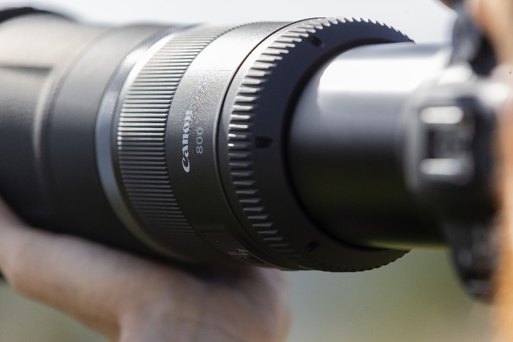 Canon RF 800 mm F11 IS STM - Slika objektiva koji se drži u ruci tijekom fotografiranja