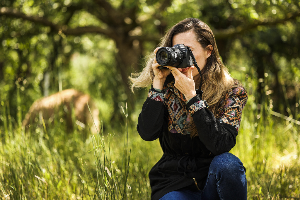 RF 85 mm f2 IS STM - Žena fotografira u prirodi objektivom