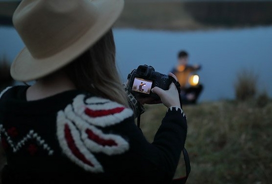 RF 85 mm f1.2L USM - Fotografija djevojke sa šeširom koja fotografira objektivom uz jezero po noći